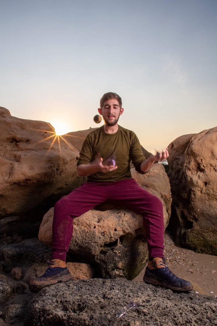 עמית בן הרצל מג'נגל בכדורים מתוך הסדנה 'הכדור בידיים שלכם'