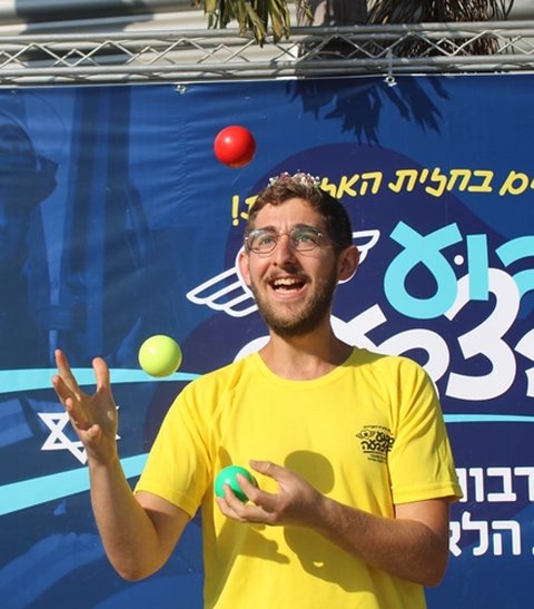 עמית בן הרצל מג'נגל בכדורים, חולצה צהובה, מחייך